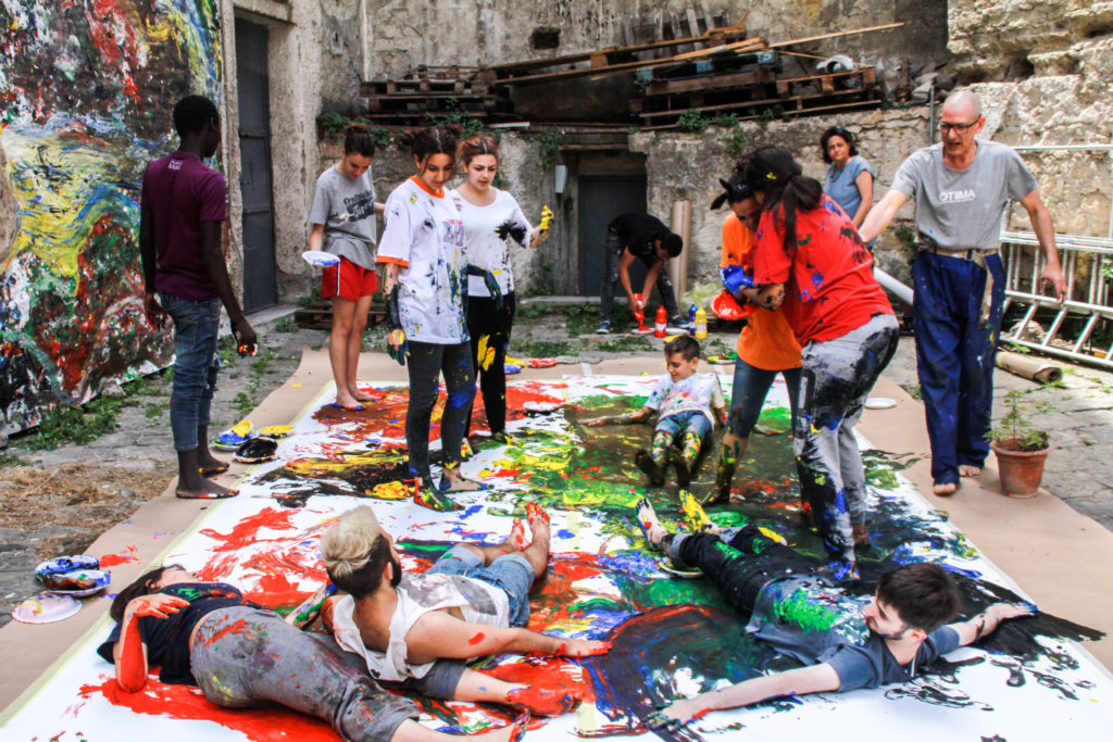 Officine Gomitoli, centro interculturale per l'incontro e la convivenza delle differenze gestito dalla Cooperativa Dedalus di Napoli, promuove opportunità sociali per gli adolescenti e i giovani migranti.