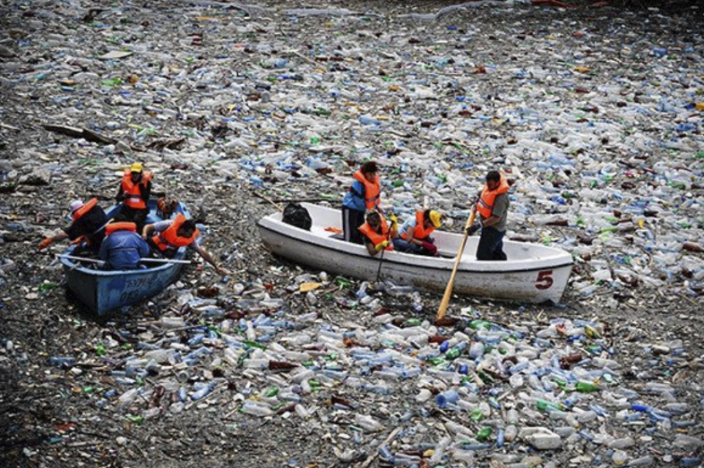 Ogni anno, vengono scaricati negli oceani tra i 5 milioni e 12,7 milioni di tonnellate di plastica. 