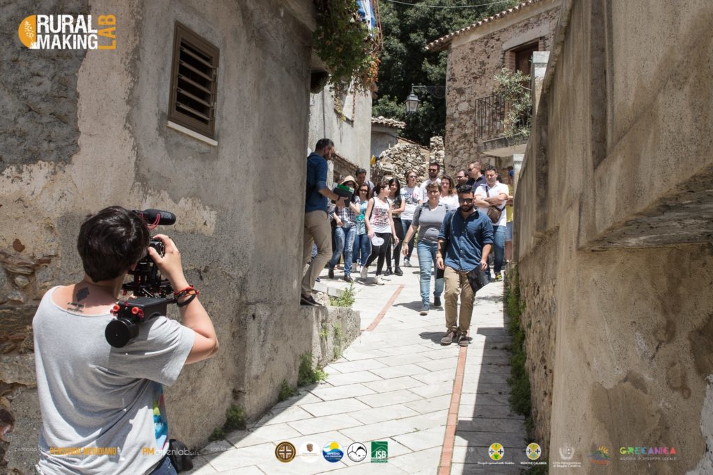 Il Rural Making Lab è una tattica progettuale e operativa dell’associazione Pensando Meridiano per progetti di innovazione sociale, culturale, produttiva ed ambientale per le aree interne della Calabria, con l’obiettivo di innescare processi di inclusione e coesione per “comunità emergenti” e di attivare micro-economie locali e della conoscenza attraverso reti collaborative per rispondere ai fenomeni di marginalizzazione di questi stessi territori.