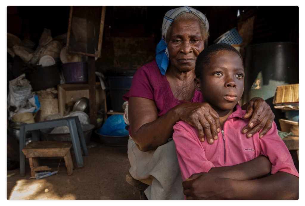 L’impatto dei nonni sull’istruzione e le opportunità della generazione attuale tende a essere più forte nei paesi in via di sviluppo.