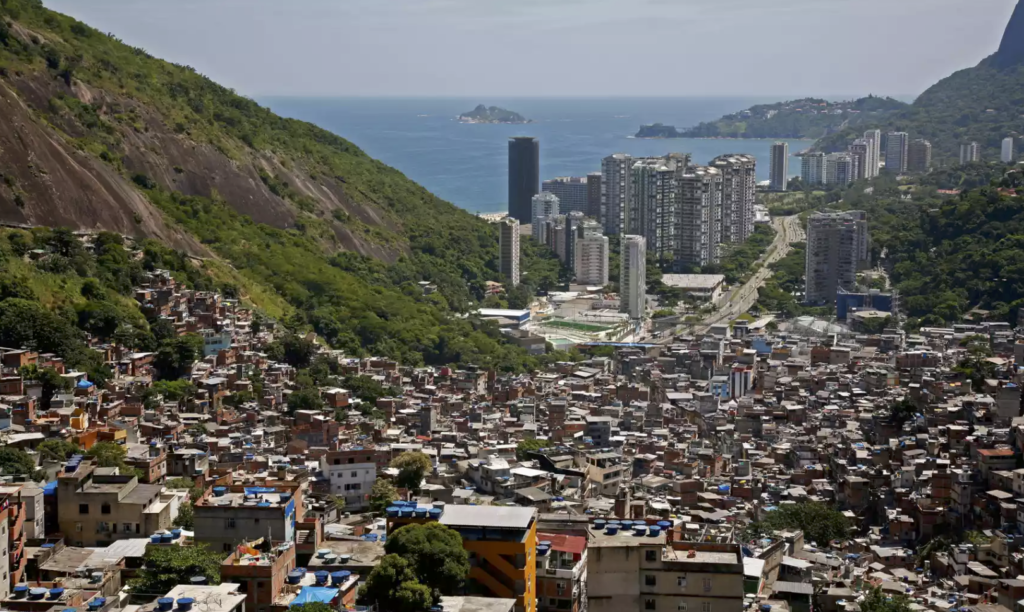 Maggiore è la disuguaglianza, più è probabile che ci allontaneremo dalla democrazia.