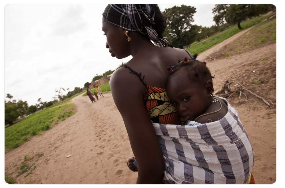 Le disuguaglianze di genere nei tassi di povertà sono maggiori nella fascia d’età tra i 20 e i 34 anni, quando la cura dei figli e le responsabilità domestiche spingono le donne fuori dal mercato del lavoro