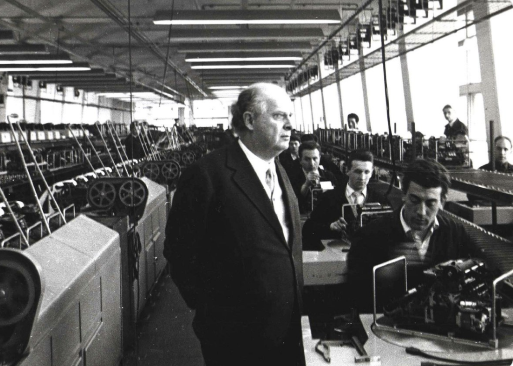 «La fabbrica non può guardare solo all'indice dei profitti. Deve distribuire ricchezza, cultura, servizi, democrazia. Io penso la fabbrica per l'uomo, non l'uomo per la fabbrica». Adriano Olivetti