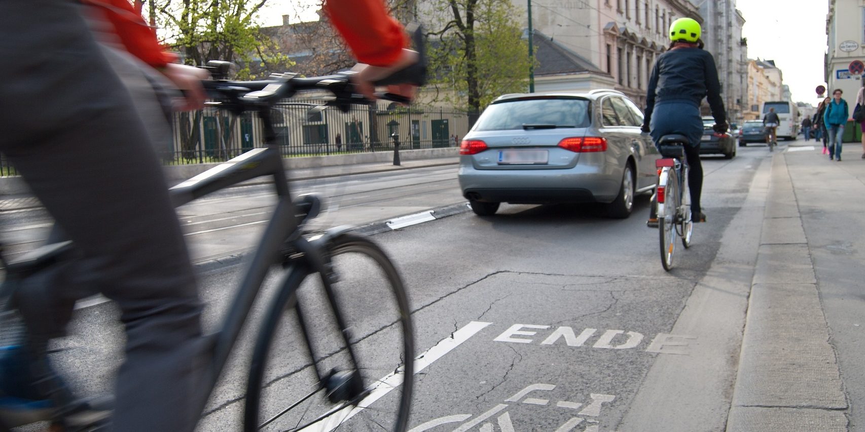 cyclists-1750975_1920