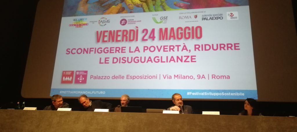 Nonostante lievi miglioramenti nel 2017, nel nostro Paese ci sono ancora 17 milioni di persone a rischio esclusione sociale, 5 milioni sono in povertà assoluta, e la concentrazione della ricchezza è altissima