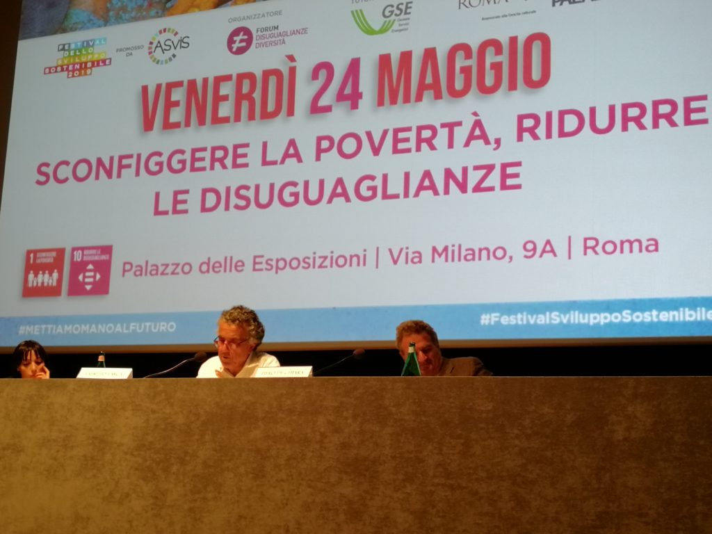 Nonostante lievi miglioramenti nel 2017, nel nostro Paese ci sono ancora 17 milioni di persone a rischio esclusione sociale, 5 milioni sono in povertà assoluta, e la concentrazione della ricchezza è altissima
