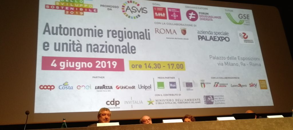 La richiesta di autonomia differenziata da parte di Veneto, Lombardia ed Emilia Romagna è un tema molto delicato e con ricadute politiche rispetto all’unità nazionale e concrete perché riguarda l’erogazione di servizi ai cittadini.