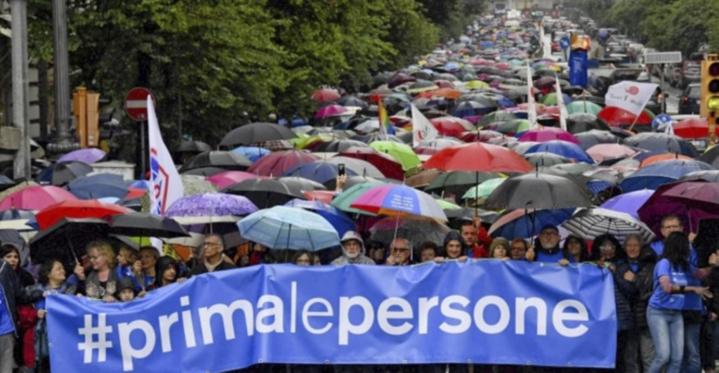 Il laboratorio partecipato e aperto #primalepersone, creatosi spontaneamente attorno all'idea della Marcia cittadina dello scorso 4 maggio, continua il suo percorso per provare a superare un dibattito auto-centrato e costruire un confronto ampio e attento all'impegno civile e per questo in grado di determinare senso di appartenenza, voglia di impegno e provocare emozioni. 
* Questo articolo è stato pubblicato sull'edizione di Napoli di Repubblica il 12 giugno 2019. 