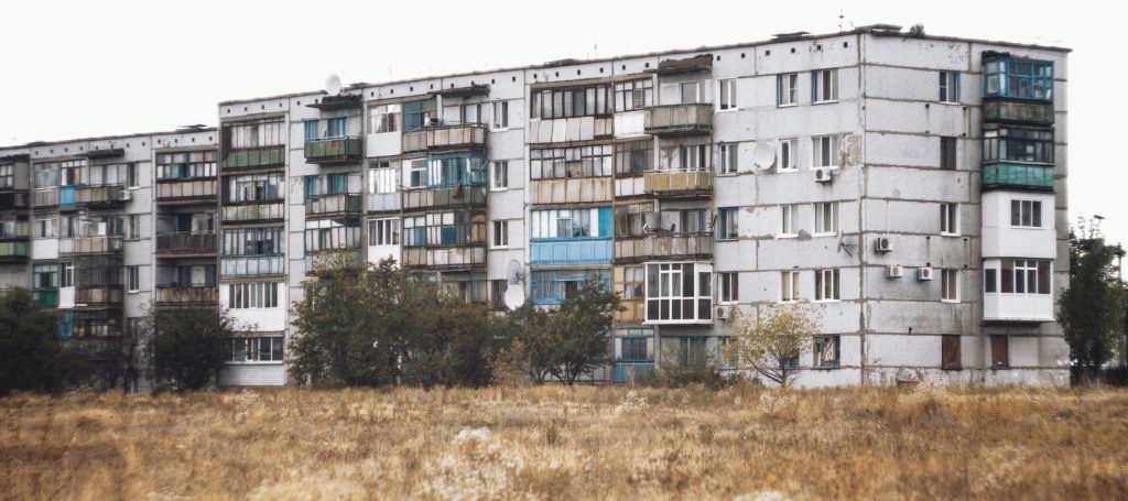 Gli ultimi dati ISTAT sulla povertà in Italia segnalano una situazione stabile ma certamente ancora preoccupante: oltre 1,8 milioni le famiglie in condizioni di povertà assoluta e poco più di 3 milioni (11,8%) in povertà relativa. Un commento di Nunzia De Capite