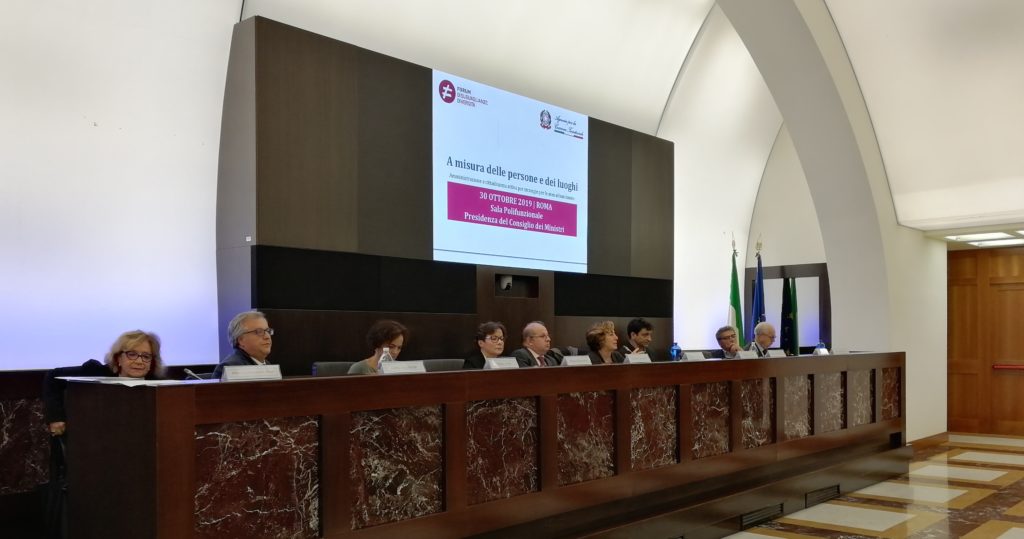 Si è tenuto a Roma il Seminario “A misura delle persone e dei luoghi” organizzato dal Forum Disuguaglianze e Diversità (ForumDD) e dall’Agenzia per la Coesione Territoriale, nell’ambito del partenariato Europeo per la preparazione degli indirizzi strategici per l’utilizzo dei Fondi comunitari per la coesione (Accordo di partenariato 2021-27). Le conclusioni sono state portate all’attenzione del Governo nella persona del Ministro per il Sud e la coesione territoriale Giuseppe Provenzano che ha partecipato il Seminario.