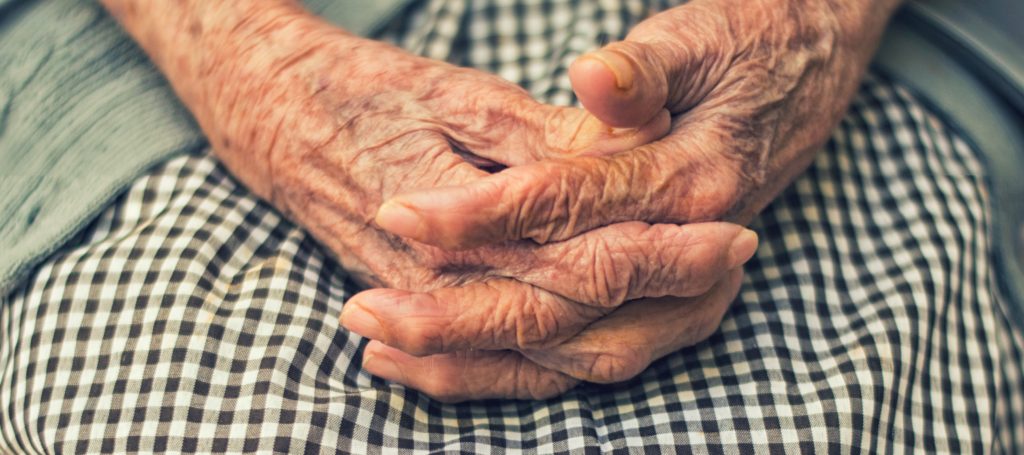 L’emergenza sanitaria scaturita dalla diffusione dell’epidemia Covid-19 ha esasperato le conseguenze del disinvestimento nel sistema sanitario e ha esposto gli anziani e i più fragili alle conseguenze letali mettendo in luce la necessità di cura che ogni età della vita richiede. Un contributo di Antonio Schizzerotto*