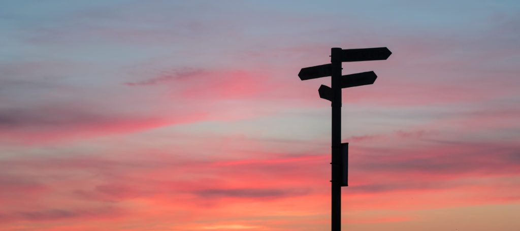 Come sarà il dopo Covid-19? Ci sarà chi cercherà di tornare “a prima” continuando a raccontare che non c’è alternativa, chi proporrà con forza un modello autoritario, basato su sicurezza e identità. Noi del ForumDD, assieme a molti altri, siamo convinti che un futuro più giusto di prima è possibile. E’ possibile costruire uno sviluppo guidato dalla giustizia sociale e ambientale, se compiamo da subito cinque mosse appropriate, e se ci diamo una strategia fatta di visione e di proposte concrete, che affrontino le disuguaglianze rese eclatanti dalla crisi, accrescano l’accesso alla conoscenza e riequilibrino i poteri.