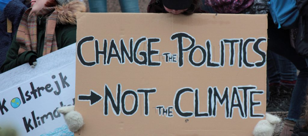 Possiamo considerare il coronavirus come un’interfaccia tra le cause che ne hanno determinato il passaggio alla specie umana, una su tutte la crisi ecologica, e le disuguaglianze sociali, sanitarie e ambientali. Per un futuro più giusto serve un’alleanza strategica tra giustizia sociale e ambientale.