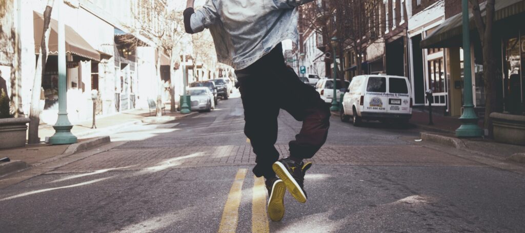 Profonde disuguaglianze generazionali penalizzano i giovani e le giovani italiane, che con la crisi dovuta a Covid-19 vedranno le loro opportunità restringersi ulteriormente. Come reagire?