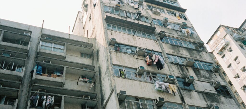 Non pare proprio che il Governo voglia assicurare una protezione sociale equa, dignitosa e di facile accesso alla parte più vulnerabile della popolazione: lavoratori a termine a cui non hanno rinnovato il contratto, chi ha perso un lavoro non regolare, chi non può più beneficiare della rete familiare. Se si confermasse questa iniqua disattenzione alla parte più debole del paese, si aggraverebbe l’impoverimento e si toglierebbe a tanti la possibilità di ricostruire, con un minimo di serenità, un programma di vita. Una scelta ingiusta e dannosa per la ripresa dell’intero paese. E’ mai possibile che siano ancora una volta i più deboli a pagare il prezzo più alto? Che proprio su di loro si risparmi?