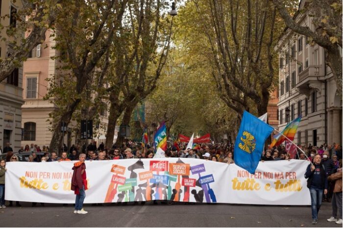 Non per noi ma per tutte e tutti. Le voci dell’Agenda Sociale all’assemblea pubblica in piazza Vittorio per la Pace, la giustizia sociale e ambientale