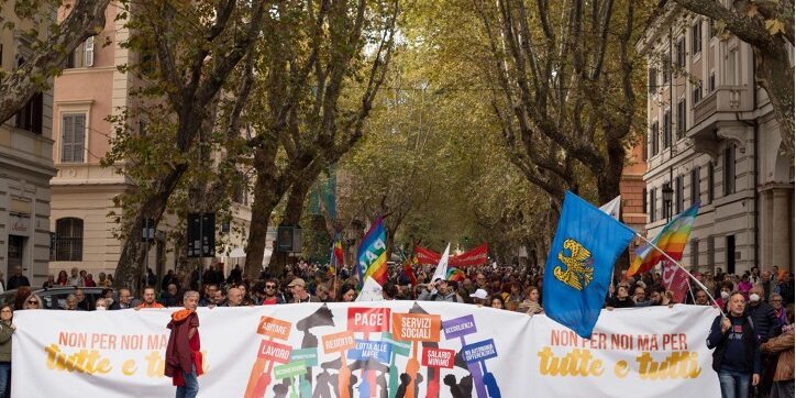 Non per noi ma per tutte e tutti. Le voci dell’Agenda Sociale all’assemblea pubblica in piazza Vittorio per la Pace, la giustizia sociale e ambientale